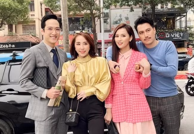 Bộ tứ Việt Anh, Lã Thanh Huyền, Quỳnh Nga, Chí Nhân miệt mài trên phim trường những ngày cuối năm.