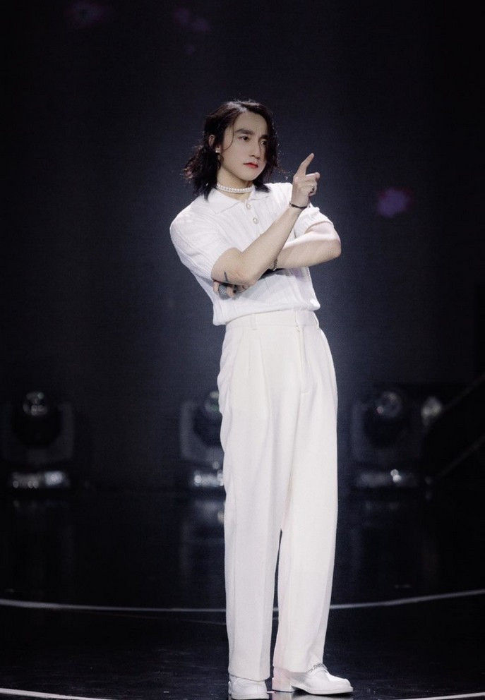 Sơn Tùng M-TP bị chê nữ tính hóa với tạo hình mái tóc dài, đeo vòng ngọc trai.