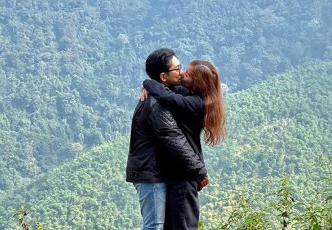 Nhiều bạn bè, khán giả ngưỡng mộ sự lãng mạn của cặp đôi Phan Hiển - Khánh Thi dù đã có hai con. 