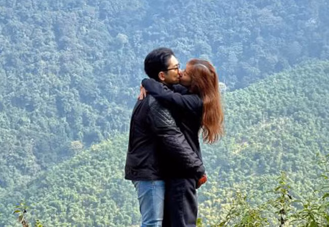 Nhiều bạn bè, khán giả ngưỡng mộ sự lãng mạn của cặp đôi Phan Hiển - Khánh Thi dù đã có hai con. 