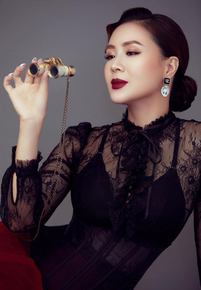 Hồng Diễm đẹp mặn mà với tạo hình quý cô phong cách cổ điển.