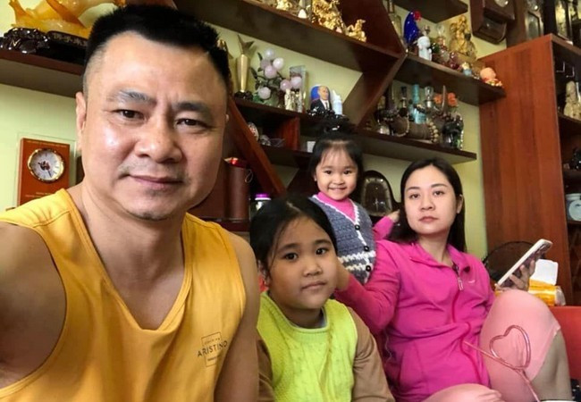  Tin sao Việt 21/12: Gia đình NSND Tự Long gây cười với biểu cảm trái ngược nhau.