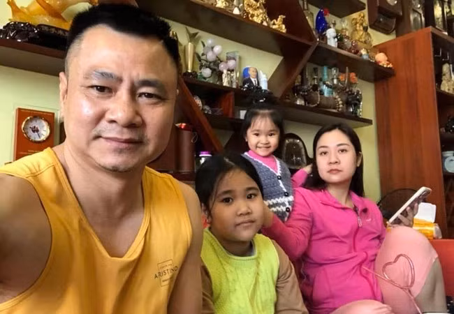  Tin sao Việt 21/12: Gia đình NSND Tự Long gây cười với biểu cảm trái ngược nhau.