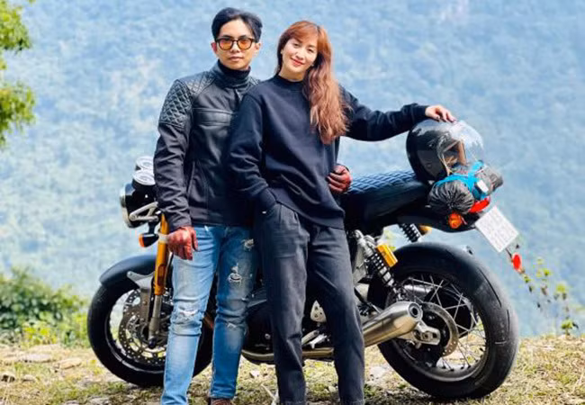 Khanh Thi cung chong tre kem 11 tuoi 