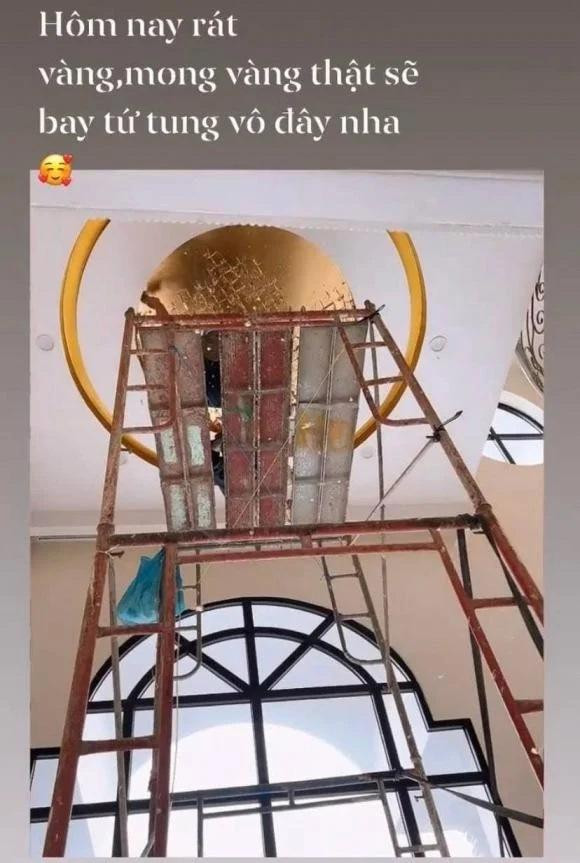 Mới đây, người đẹp còn chia sẻ khoảnh khắc dát vàng trên trần nhà cực kỳ sang chảnh không khác gì trong cung điện. Với góc nhìn từ dưới, những mảnh vàng nhỏ bay tứ tung càng khiến cho căn biệt thự của nữ ca sĩ trở nên lấp lánh và nguy nga. Chỉ một chi tiết cũng đủ thấy sự đầu tư và giàu có của Lệ Quyên ở mức nào. Căn biệt thự của người tình Lâm Bảo Châu mang đậm phong cách châu Âu với hai cột trụ thanh lịch ở phần tiền sảnh. Sân vườn trong căn biệt thự của giọng ca Tình lỡ cũng vô cùng rộng rãi và có kèm theo cả bể bơi.