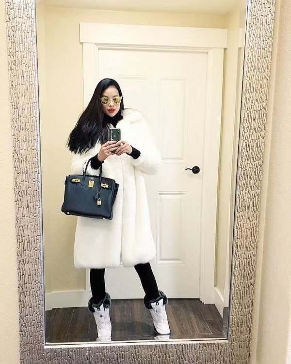 Cũng như những sao Việt khác, Phạm Hương giấu giỏi tới mức chẳng ai biết cô mang thai cho tới khi công khai con nhỏ.