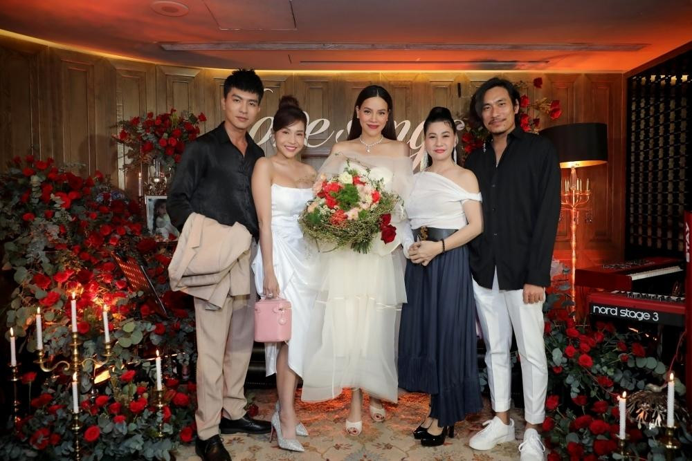 Thời điểm mang song thai, Hồ Ngọc Hà vẫn tích cực tham gia các hoạt động nghệ thuật, thường xuyên cập nhật hình ảnh lên mạng xã hội.