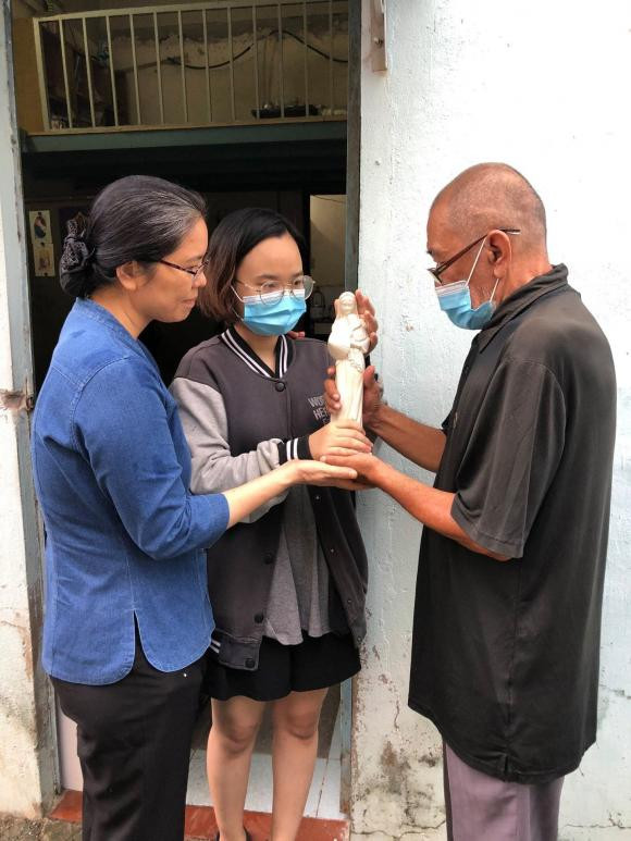 Cô con gái nuôi và những người bạn cố gắng lo tang lễ cho ông. Nghệ sĩ Văn Ngà là trẻ mồ côi, từ nhỏ đã ở chùa, lớn lên một mình, mọi thứ đều một mình với bao nhiêu khó khăn. Dù chính bản thân ông sống trong cảnh khó khăn, thu nhập bấp bênh nhưng ông vẫn cố gắng chăm sóc cho cô con gái nuôi. Đó cũng là một phần lý do bao nhiêu năm qua, ông nợ nần, vay đầu này, đắp đầu kia. 