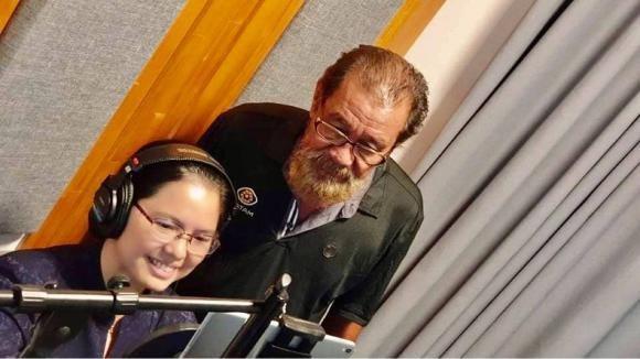 Hình ảnh thuở sinh thời của nghệ sĩ lồng tiếng Văn Ngà. Theo chia sẻ của đạo diễn Đạt Phi, những năm gần đây, nghệ sĩ Văn Ngà làm việc cho công ty của anh. Ông được nhiều người yêu mến với tính cách hiền lành, năng nổ và rất tâm huyết với công việc. Nghệ sĩ Văn Ngà từng lồng tiếng cho các phim bom tấn Hollywood chiếu trong nước như The Lion King, Trolls, Hotel Transylvania 2...