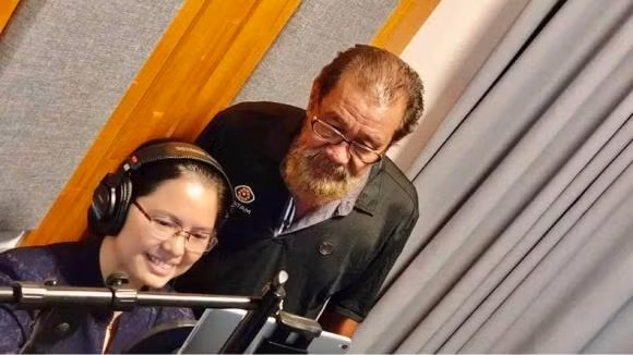 Hình ảnh thuở sinh thời của nghệ sĩ lồng tiếng Văn Ngà. Theo chia sẻ của đạo diễn Đạt Phi, những năm gần đây, nghệ sĩ Văn Ngà làm việc cho công ty của anh. Ông được nhiều người yêu mến với tính cách hiền lành, năng nổ và rất tâm huyết với công việc. Nghệ sĩ Văn Ngà từng lồng tiếng cho các phim bom tấn Hollywood chiếu trong nước như The Lion King, Trolls, Hotel Transylvania 2...