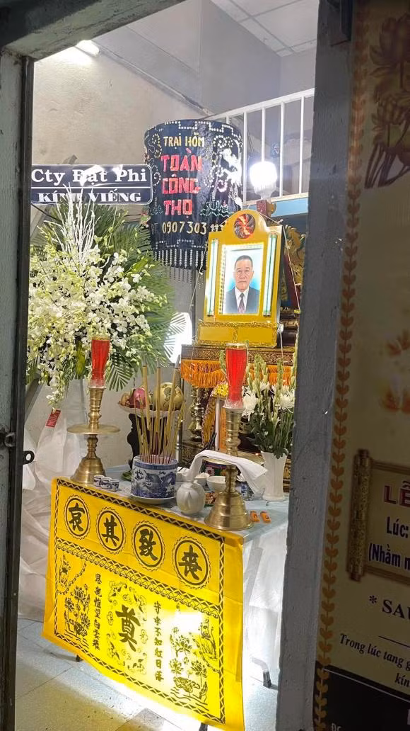 Linh cữu của ông được đặt ở phòng trọ.