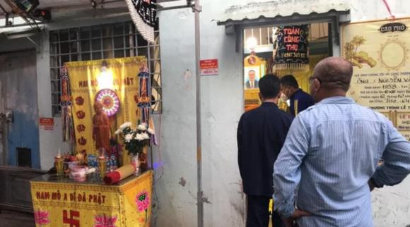 Linh cữu của ông được đặt trong phòng trọ của mình. Vì không gian nơi đây quá chật hẹp nên bàn thờ cũng phải đặt ngoài cửa.