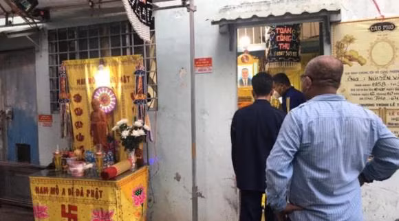 Linh cữu của ông được đặt trong phòng trọ của mình. Vì không gian nơi đây quá chật hẹp nên bàn thờ cũng phải đặt ngoài cửa.