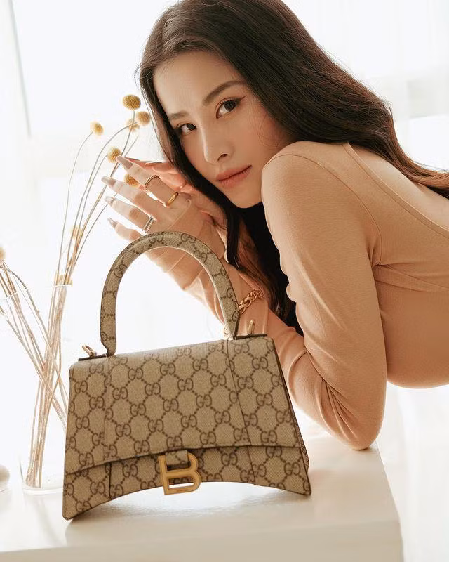 Trong một bộ ảnh gần đây, Đông Nhi diện mẫu áo khoét lưng tay dài màu hồng đất mix chân váy, boots và túi xách đều đến từ nhà mốt Gucci. Set đồ thoạt nhìn khá kín cổng cao tường nhưng lại tôn lên được trọn vẹn nét nữ tính và cho thấy khả năng "bắt trend" không thua ai dù cô đã là "bà mẹ bỉm sữa".