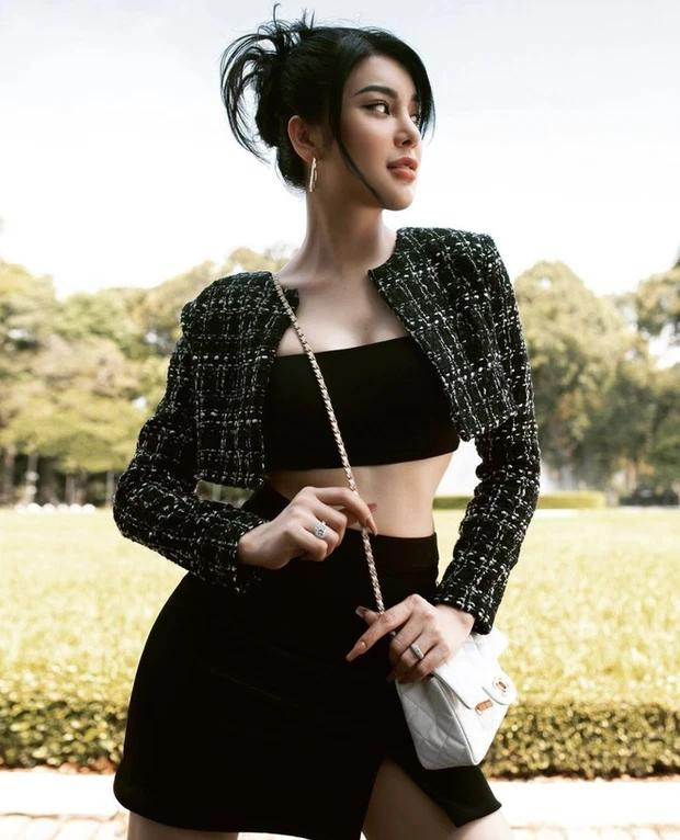 Không ít lần, mỹ nhân bolero khiến dân tình "lác mắt" khi trưng diện trang phục và phụ kiện đắt đỏ.