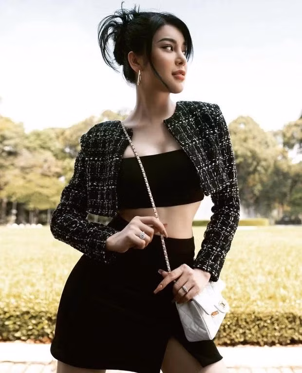 Không ít lần, mỹ nhân bolero khiến dân tình "lác mắt" khi trưng diện trang phục và phụ kiện đắt đỏ.