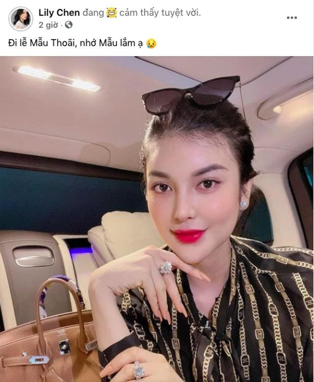 Giữa lùm xùm réo tên Ngọc Trinh, mới đây tình địch của cô - mỹ nhân Lily Chen bất ngờ đăng tải một bức ảnh "ngập mùi tiền". Trong khung hình, Lily Chen chứng minh đẳng cấp quý cô sang chảnh sành điệu khi ngồi trông xế hộp, 2 tay đeo 2 nhẫn kim cương siêu to. Chẳng những vậy, tình địch Ngọc Trinh còn khoe khéo cả chiếc túi hiệu xịn xò, đôi khuyên tai lấp lánh với giá trị không nhỏ.