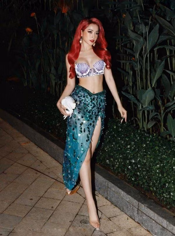 Cô cũng thể hiện độ "chịu chơi" của mình bằng việc đầu tư thêm mái tóc đỏ và các phụ kiện đều có concept biển cả. Nhờ sự chỉn chu, giọng ca "Anh Ơi Ở Lại" hóa thân trọn vẹn vào nhân vật Ariel, không chỉ vậy nhan sắc "đỉnh cao" của mỹ nhân 9X cũng khiến dân tình trầm trồ.