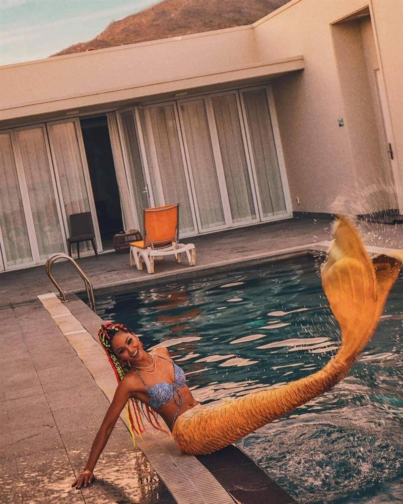 H'Hen Niê khiến các fan thích thú khi hóa thân thành nàng tiên cá tại hồ bơi. Dù vậy, làn da nâu rắn rỏi của chân dài lại khiến dân tình "cười như được mùa" với vẻ ngoài theo kiểu "bị rán hơi quá lửa".