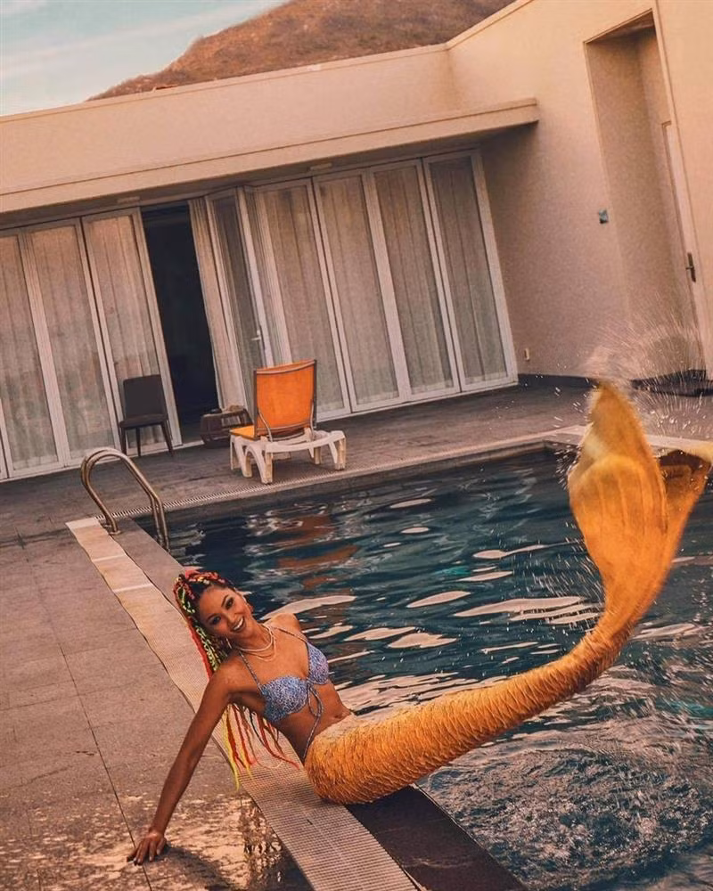 H'Hen Niê khiến các fan thích thú khi hóa thân thành nàng tiên cá tại hồ bơi. Dù vậy, làn da nâu rắn rỏi của chân dài lại khiến dân tình "cười như được mùa" với vẻ ngoài theo kiểu "bị rán hơi quá lửa".