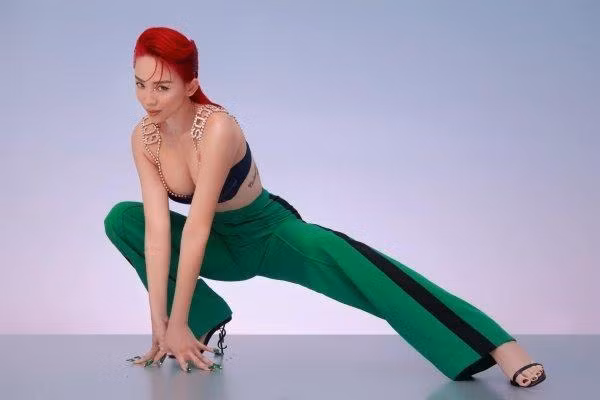 Tóc Tiên gây sốt với tạo hình nàng tiên cá thời hiện đại. Đặc biệt, mái tóc đỏ "không thể chói hơn" của cô cũng góp phần hoàn thiện màn cosplay tiên cá. Tuy nhiên, so với nhân vật nguyên bản, "tiên cá" Tóc Tiên cá tính, hiện đại hơn hẳn nhờ thần thái và cách tạo dáng chuyên nghiệp.