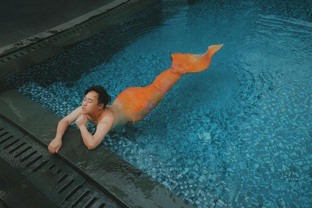 Trung Quân Idol hóa thân thành một "chàng tiên cá" tròn ủm, tạo dáng giữa bể bơi đầy hài hước....