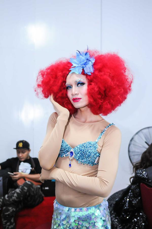 Nhìn tạo hình tiên cá "xấu đau đớn" của nam danh hài khiến nhiều người khẳng định đã suýt... quên luôn bản gốc.