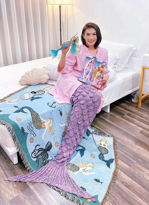 Đào Bá Lộc từng gây chú ý khi biến không gian sống của mình thành biển cả, hơn nữa còn chịu chi mua cho mình một bộ đuôi cá màu tím thủy chung.