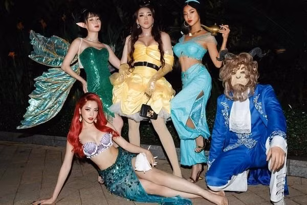 Cùng cosplay thành nàng tiên cá Ariel giống như Tóc Tiên, Chi Pu ghi điểm nhờ tạo hình y như bản gốc khi diện áo bra có thiết kế vỏ sò phối với váy xẻ tà được đính dàn kim sa vảy cá lấp lánh dịp Halloween năm ngoái.