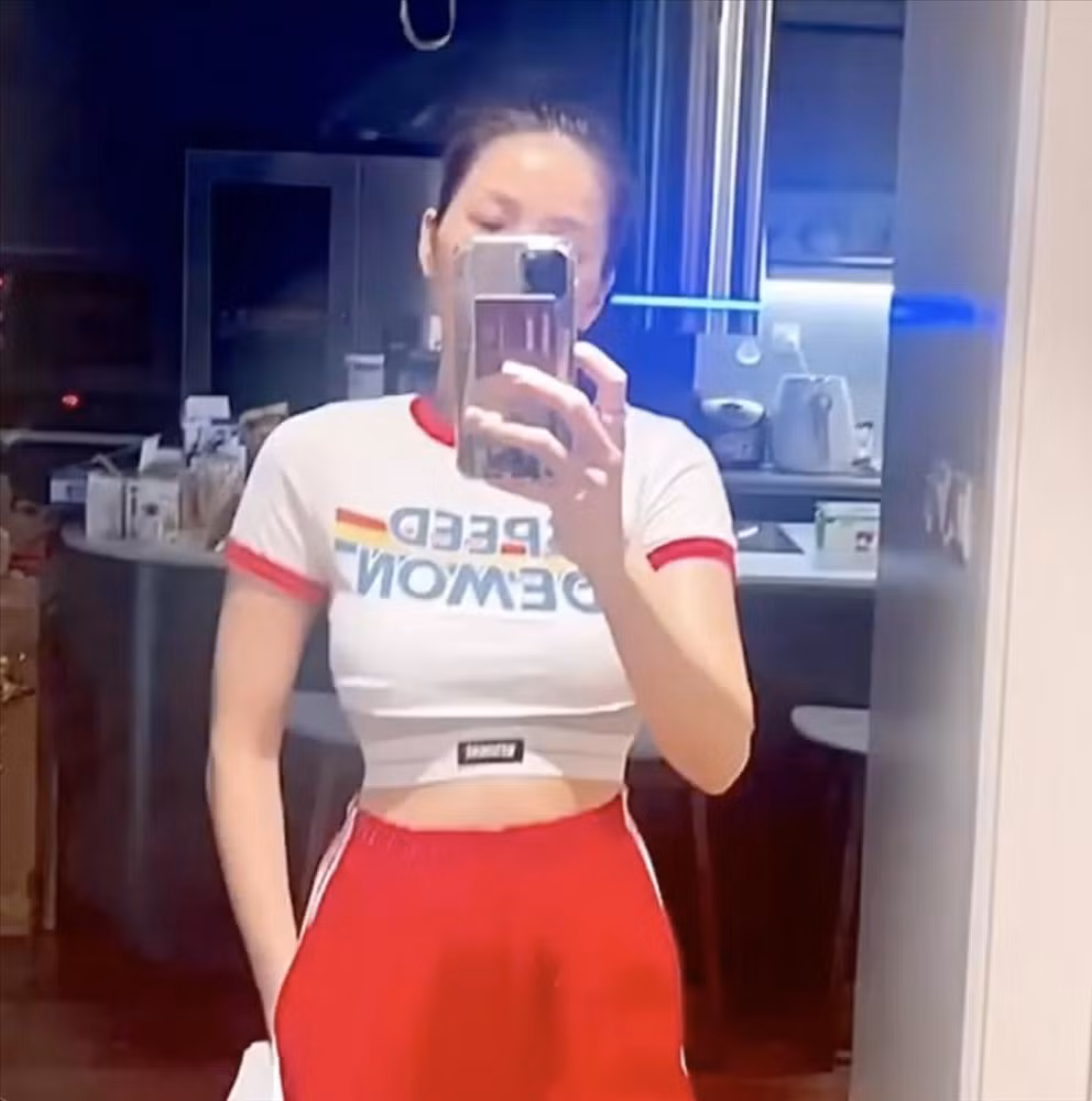 Muốn hở nhưng lại sợ bạo, ca sĩ Lệ Quyên mặc chiếc sport bra kiểu kín kín hở hở trông khá "nửa mùa" như các bà cô sợ mặc hở vậy.