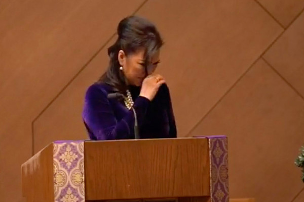 Ba xa khoc nuc no trong le gio dau nghe si Chi Tai-Hinh-2