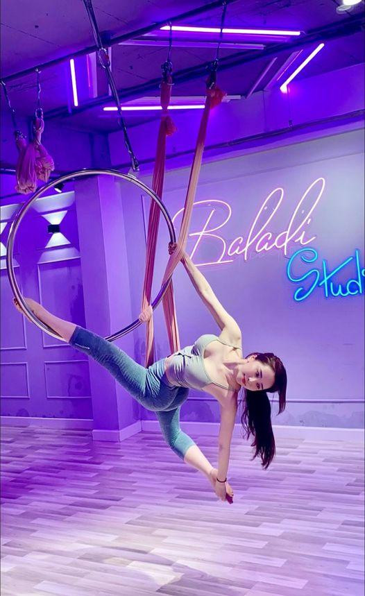 Ngay cả khi đi tập, cô cũng chẳng cần kín cổng cao tường làm gì cho mệt.