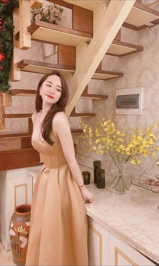 Một chiếc đầm hai dây kết hợp cùng phụ kiện tối giản giúp Quỳnh Nga tiết kiệm thời gian phối đồ mà vẫn đủ nổi bật khi xuống phố.