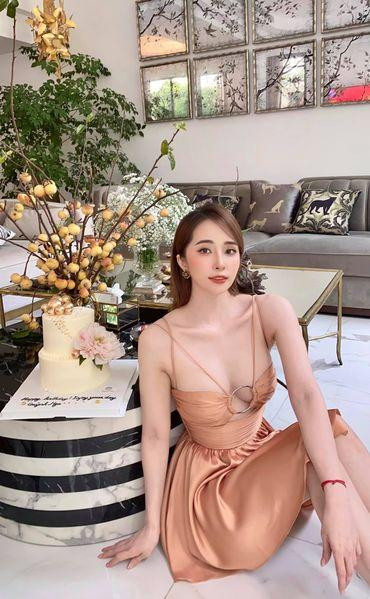 Kết quả của cuộc đại phẫu ngực lên 15cm biến diễn viên Quỳnh Nga mặc gì cũng sexy hết nước chấm.