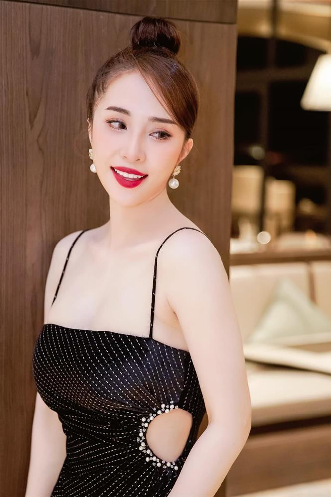 Những bộ đầm ôm body 2 dây những tưởng chỉ thường xuất hiện vào các sự kiện mùa hè nhưng vẫn được nàng "cá sấu chúa" ưu ái.