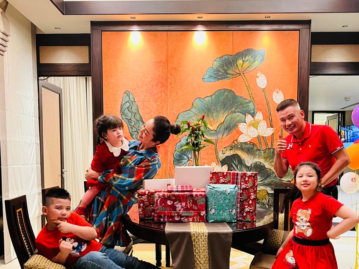 Tin sao Việt 26/12: Vợ chồng Jennifer Phạm đi du lịch mừng sinh nhật con trai thứ hai.