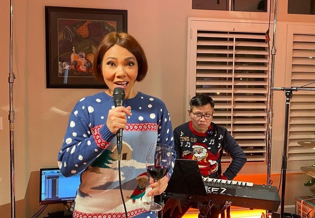 Diva Hà Trần biểu cảm nhí nhố khi tổng duyệt cùng ê-kíp đêm nhạc.