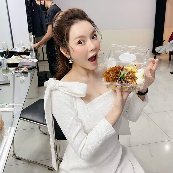 Lý Nhã Kỳ tranh thủ thưởng thức món gỏi xoài khi nghỉ giải lao trên phim trường.