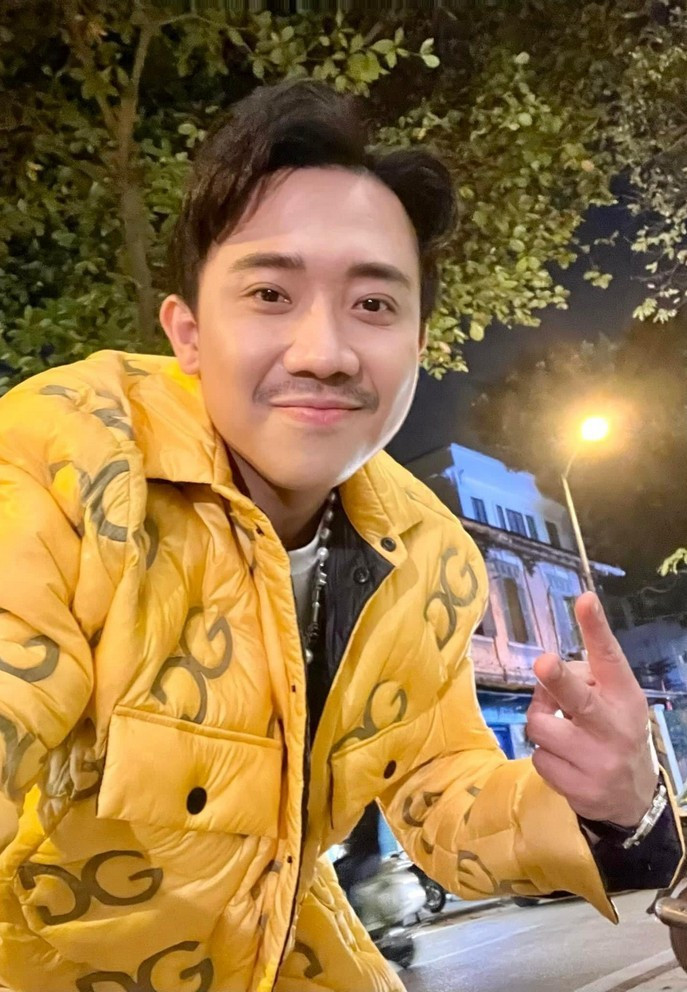 Trấn Thành trẻ trung, ăn mặc màu sắc khi dạo phố đêm cùng bà xã Hari Won.