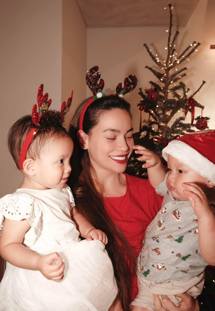 Hồ Ngọc Hà - Kim Lý tổ chức buổi tiệc ấm cúng, gần gũi với sự góp mặt của gia đình hai bên nội ngoại.