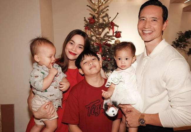 Hồ Ngọc Hà đăng ảnh sum vầy dịp Giáng sinh bên chồng Kim Lý, con trai Subeo và cặp song sinh. 