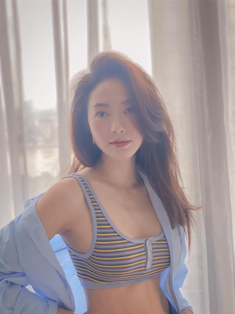 Thấy Sài Gòn rộn ràng em rạo rực ghê mặc dù cũng chưa đi đâu. Makeup chụp hình cho nhà cửa tươi mới trở lại chờ ngày comeback. Viết xong cái status, mưa tầm tã, trùm mền coi phim tiếp", cô chia sẻ.