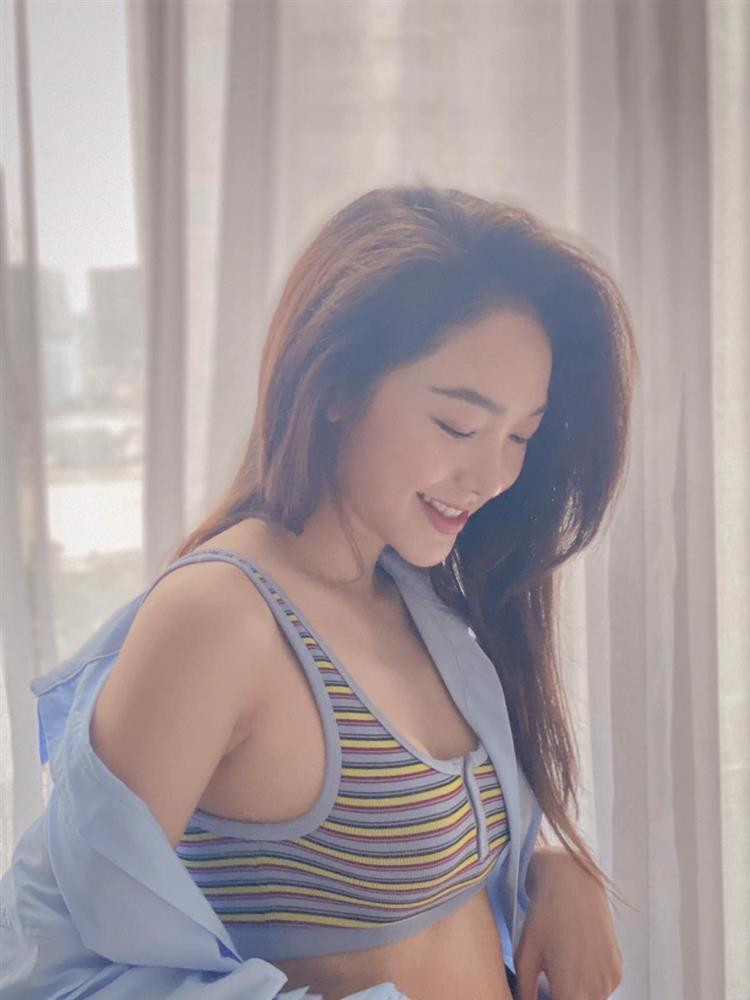 Chụp ảnh tại gia, nữ ca sĩ chọn cho mình chiếc croptop siêu ngắn khoe vòng eo con kiến và vòng 1 nảy nở. Người đẹp để tóc bay "nữ thần" và makeup nhẹ nhàng tôn lên gương mặt xinh đẹp.