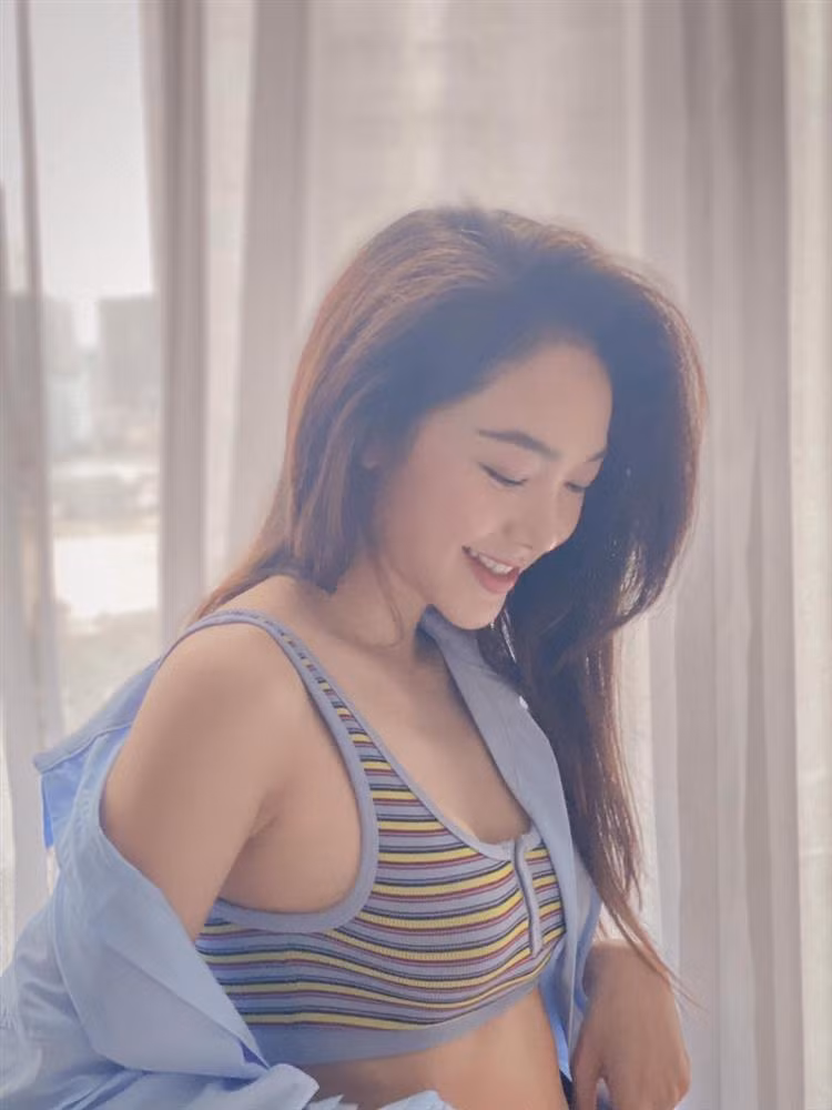Chụp ảnh tại gia, nữ ca sĩ chọn cho mình chiếc croptop siêu ngắn khoe vòng eo con kiến và vòng 1 nảy nở. Người đẹp để tóc bay "nữ thần" và makeup nhẹ nhàng tôn lên gương mặt xinh đẹp.