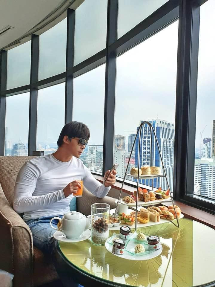 Sau khi nhà đại diện thương hiệu lên tiếng, nhiều dân mạng chế giễu việc Ngọc Trinh xài gương pha-ke mà tag tên nhà sản xuất như thật. Nathan Lee cũng có màn ''cà khịa'' cực mặn về sự việc này của nàng mẫu nội y. Nam ca sĩ chia sẻ dòng trạng thái trên trang cá nhân: ''Đang suy nghĩ xem có nên mua 10 cái gương cho Noel soi không?''.