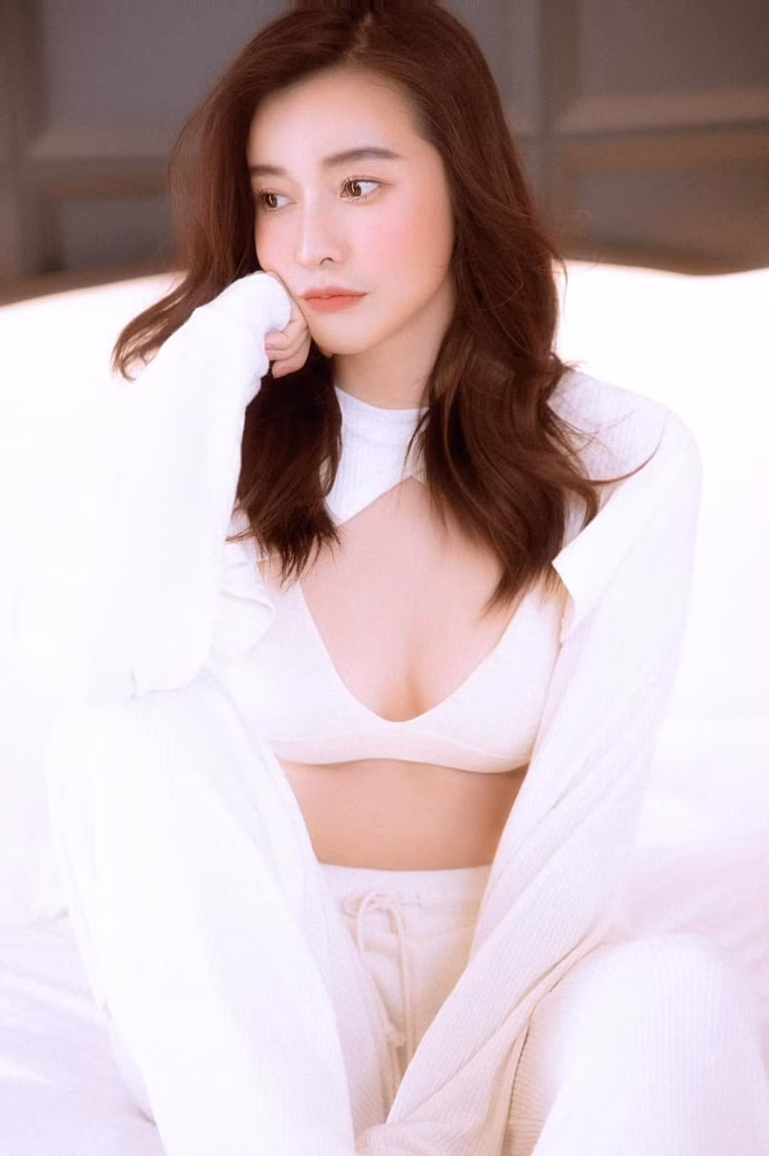 Diễn viên Cao Thái Hà gợi cảm với trang phục hở táo bạo.