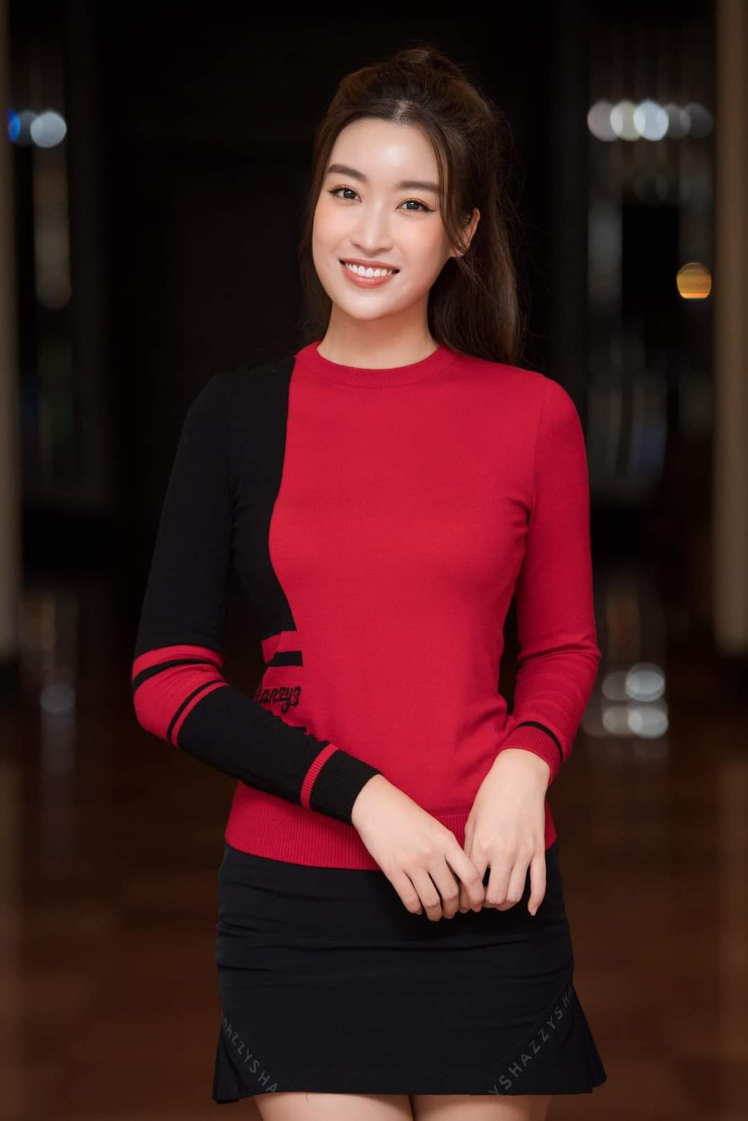 Hoa hậu Đỗ Mỹ Linh khoe nhan sắc trẻ trung với váy ngắn.