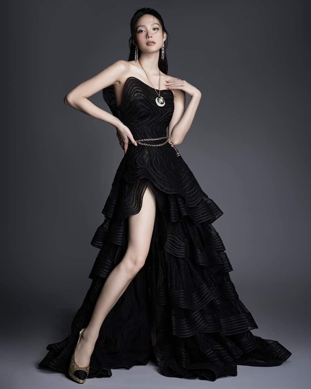 Ca sĩ Minh Hằng xinh đẹp gợi cảm với váy xẻ sâu.