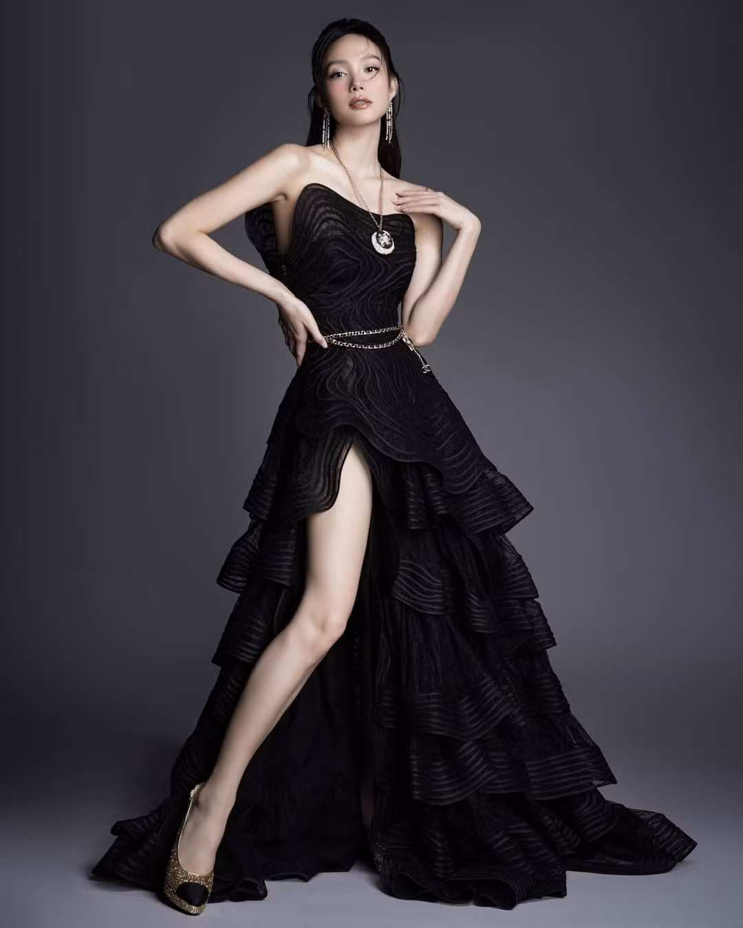 Ca sĩ Minh Hằng xinh đẹp gợi cảm với váy xẻ sâu.