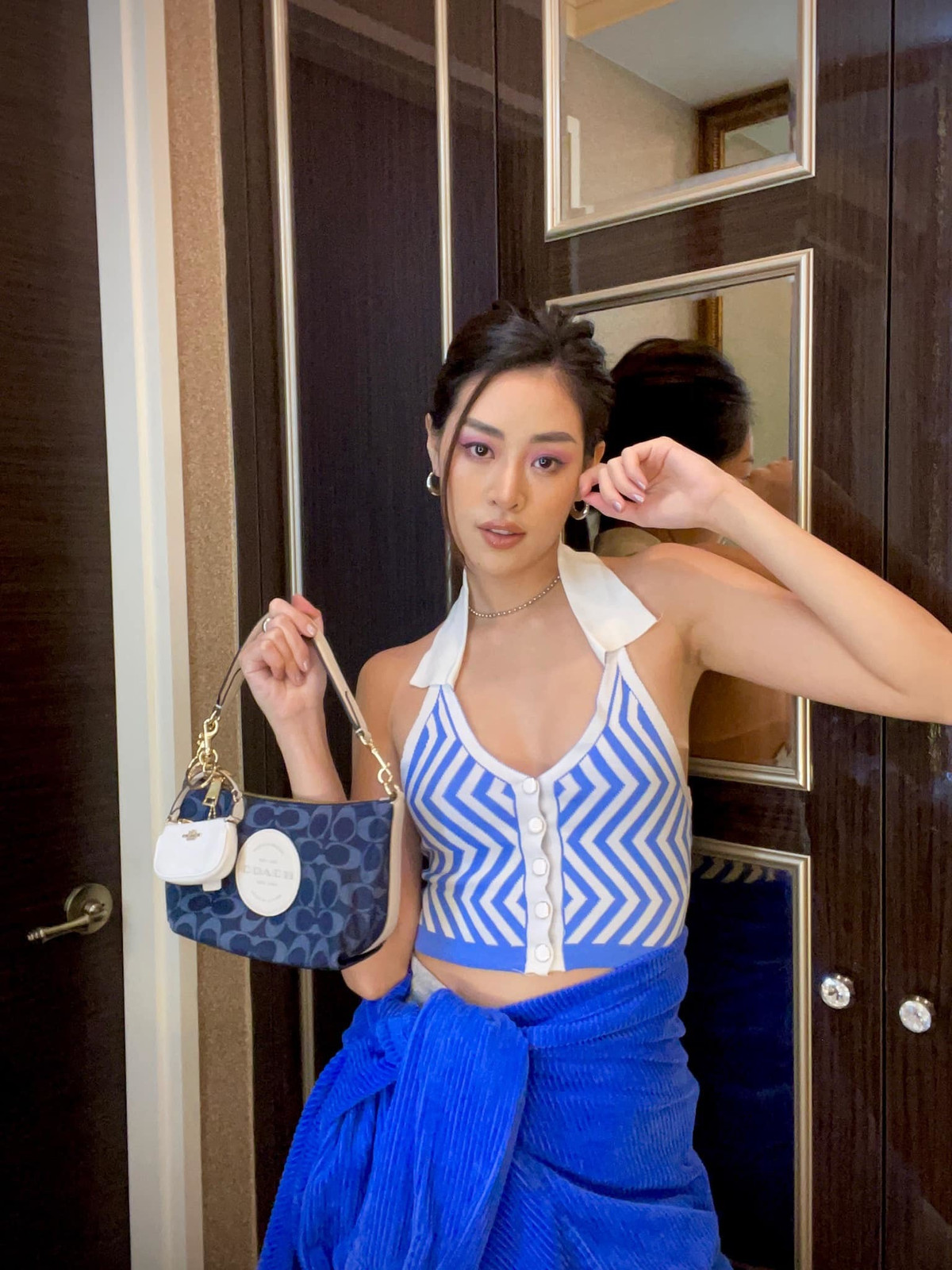 Khánh Vân cá tính với áo croptop.